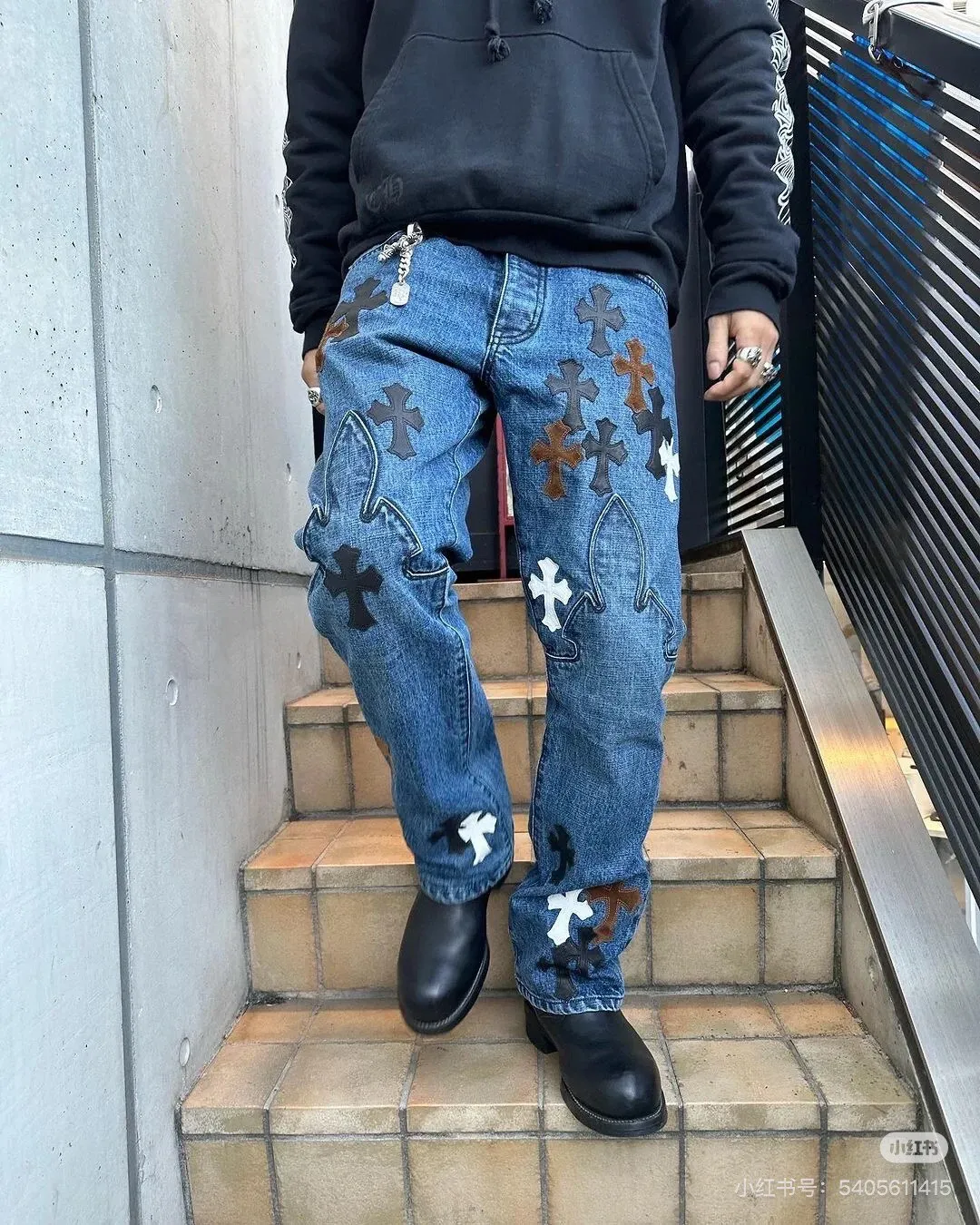 P290 (top version) Chrome hearts new city-limited flame blue jeans Chrome hearts city-limited jeans Hardware customization Original development vintage levis American-made 501 black and gray base version Levi's American-made 501 base version Imported sheepskin 925 silver remake [Top heavy industry fashion design] Consistently high-street luxury style. Speaking of this style, the Zangyin family and GU family are definitely the leading representative brands. Especially the Zangyin family has really achieved a state-of-the-art effect in creating high-street style. The unique washed material is used to create this style. The color system is already quite eye-catching. After it is decorated with patchwork cross flowers, it cleverly highlights the charm of the brand. Secondly, this style uses classic The high-waist cutting design highlights the long legs and fashionable temperament of the upper body. The brand is highly recognizable and the slim fit configuration is more suitable for daily wear. It is a product that interprets personality, fashion, and specifications at a glance. This single product is enough to make any fan excited. It can be a white T-shirt for a youthful college style, or a tight suspender for a royal style. It has strong matching ability and can be easily controlled by men.  [Materials and craftsmanship] Needless to say, this point goes without saying. As an excellent craftsman brand, Zangyin’s requirements for details and craftsmanship are really perfect. The washed color of this model has gone through so many processes, not to mention the embellishment of denim appliques. It is also purely hand-made and sewn. Just like what they believe in, only hand-made things have soul and have the meaning of wear. A top-notch heavy-duty fashionable denim item, I look forward to your perfect interpretation! !  Color: Blue Size: S M L XL